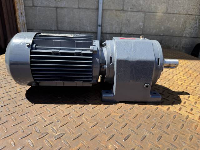 SEW Eurodrive 0.55Kw, 28.5 RPM, Inline Geared Motor
