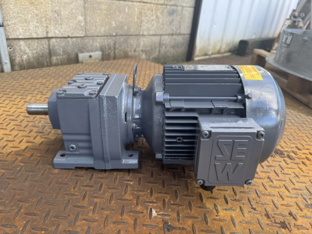 SEW-Eurodrive 1.5Kw, 119 RPM Geared Motor