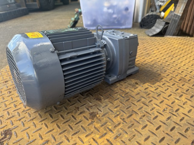 SEW-Eurodrive 1.5Kw, 119 RPM Geared Motor